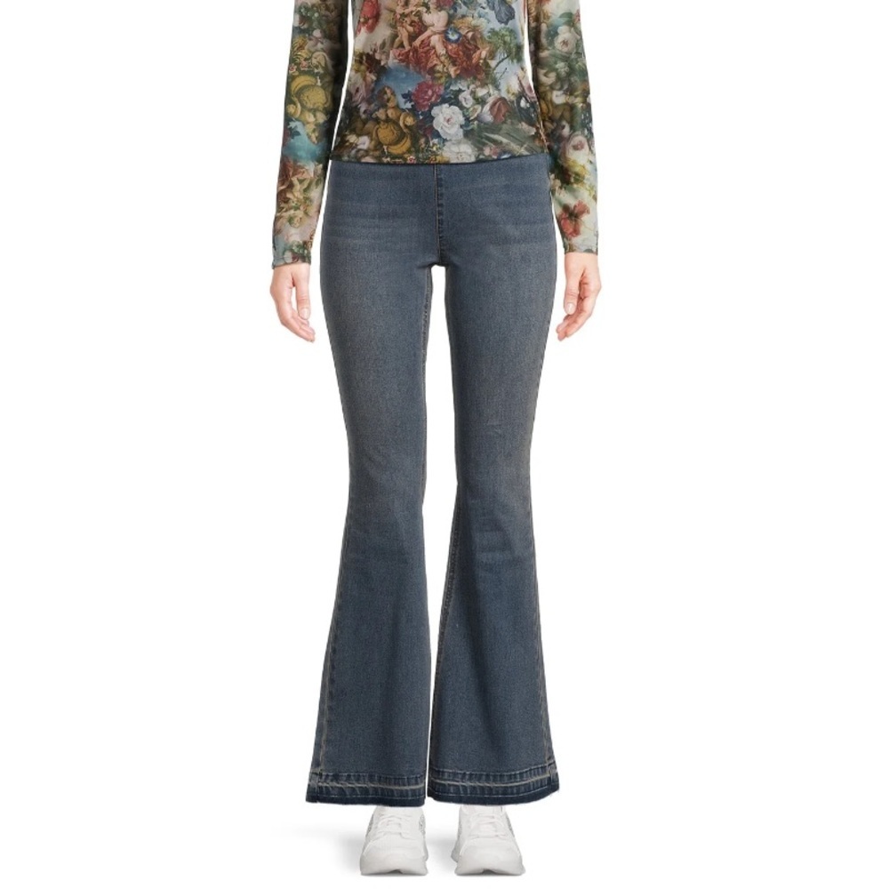 No Boundaries Juniors Pull on Flare Jeans
